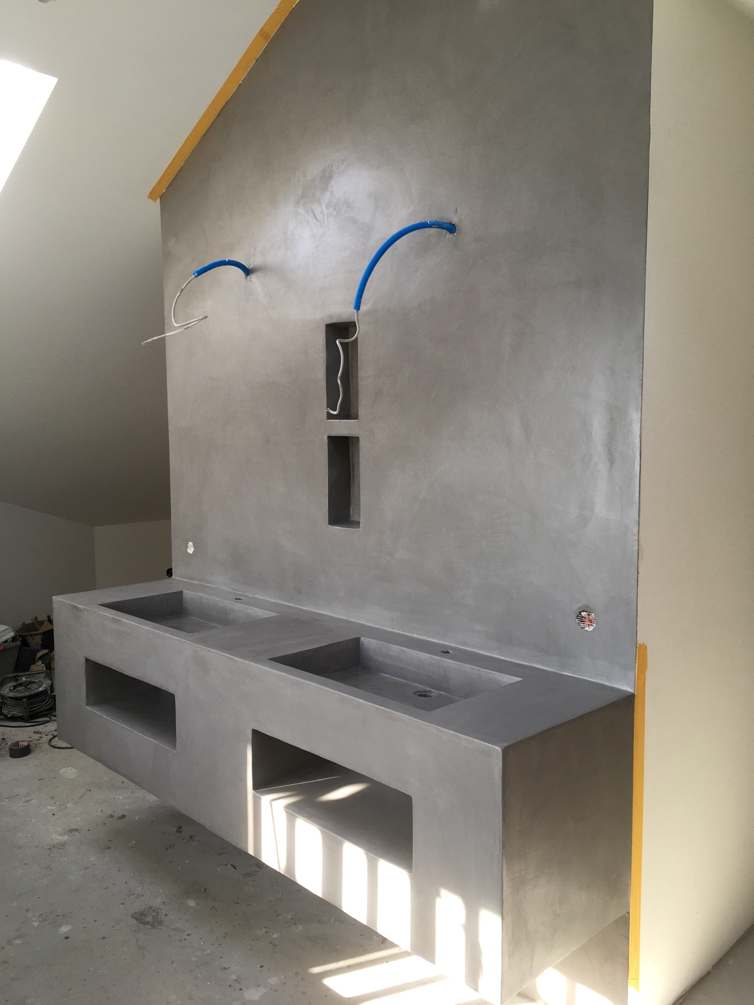 Réalisation Bio-Rénovation : meuble double vasque et cloison enduits de béton ciré gris