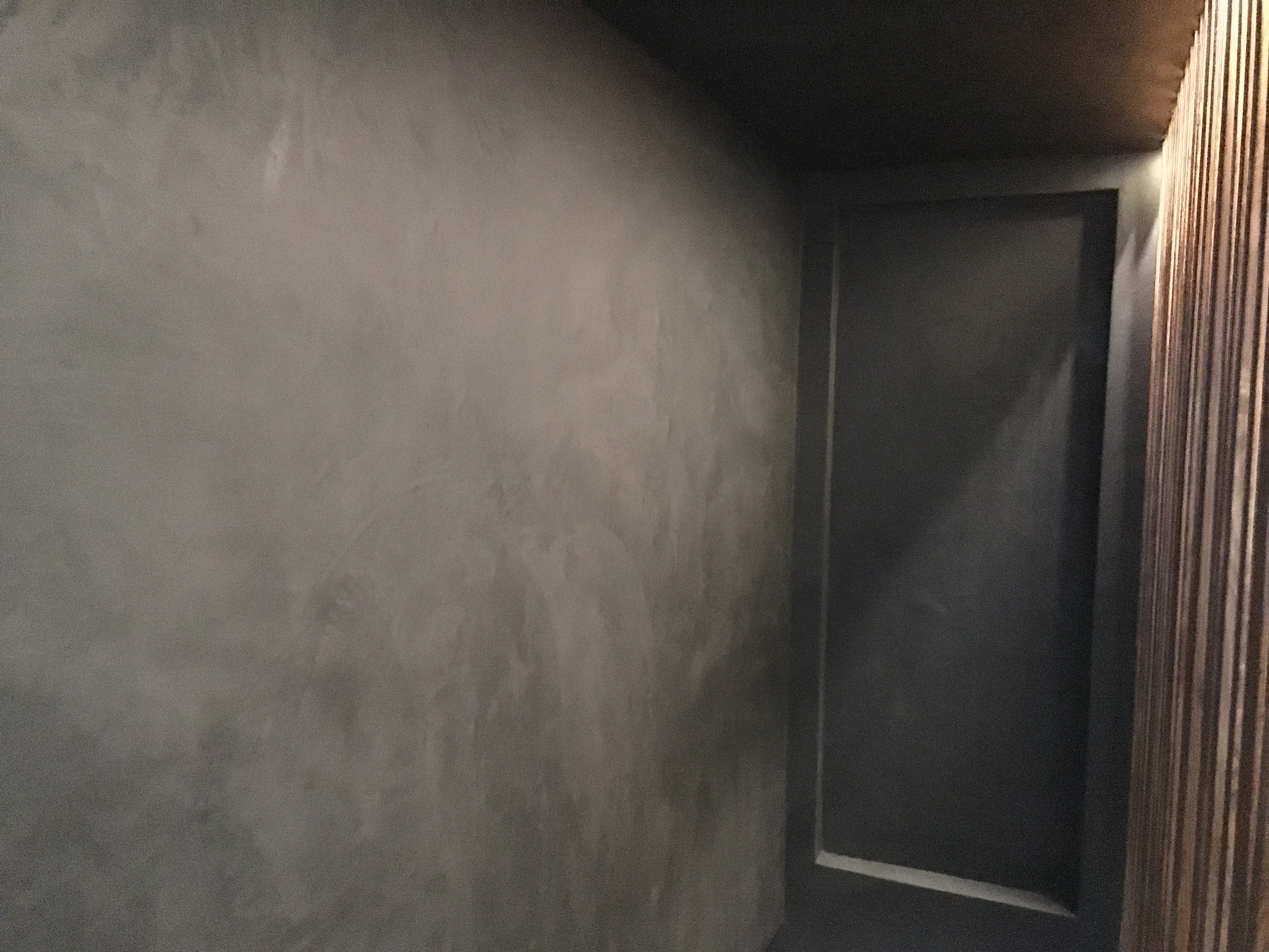 Réalisation Bio-Rénovation : couloir à mur d’accent gris nuancé, claustra de tasseaux de bois
