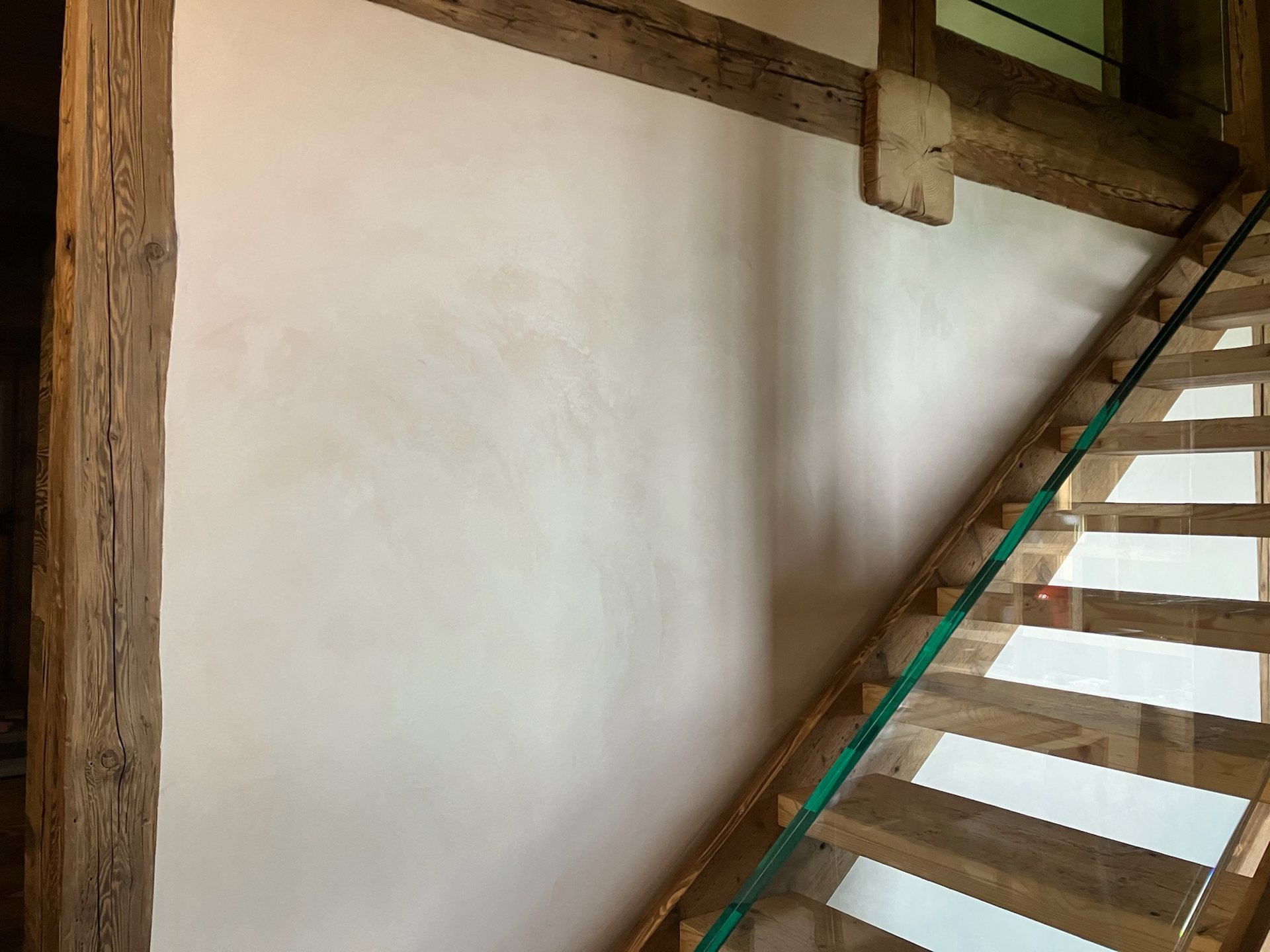 Réalisation Bio-Rénovation : mur à la chaux sous l’escalier