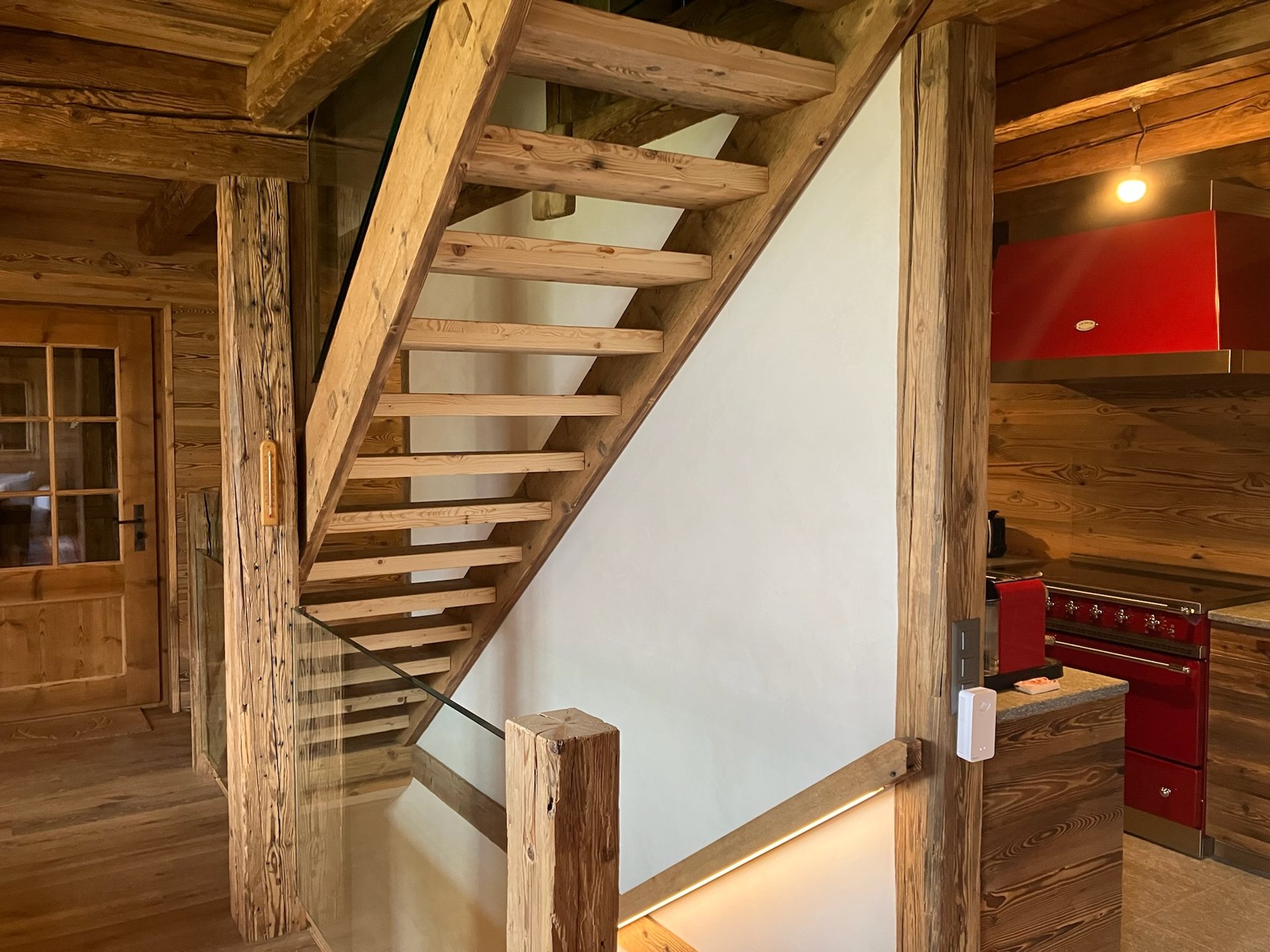 Réalisation Bio-Rénovation : escalier et cuisine de chalet
