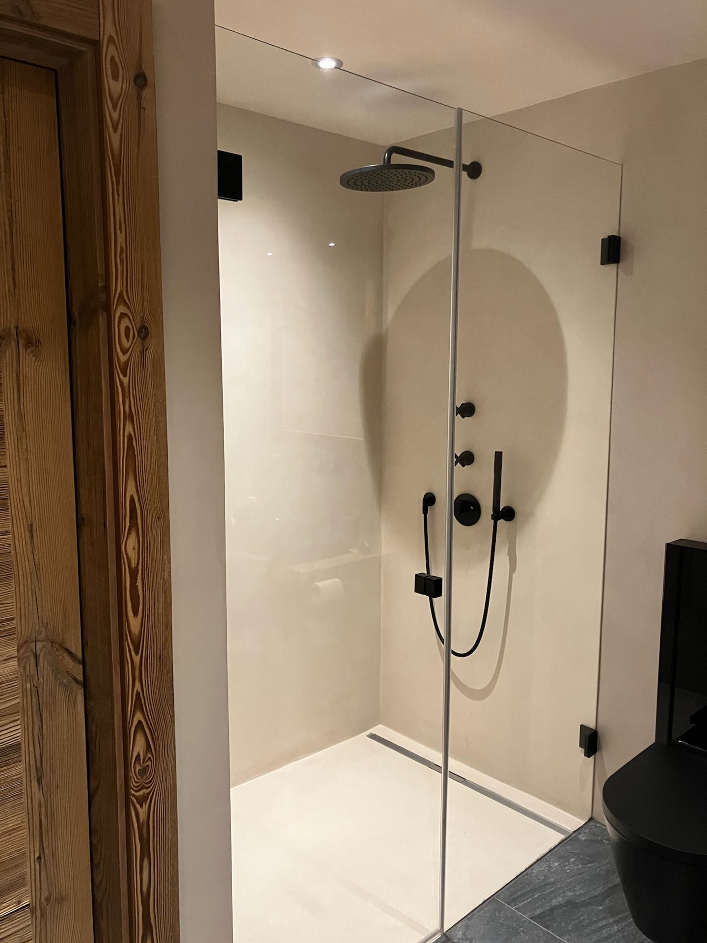 Réalisation Bio-Rénovation : douche enduite, robinetterie noire