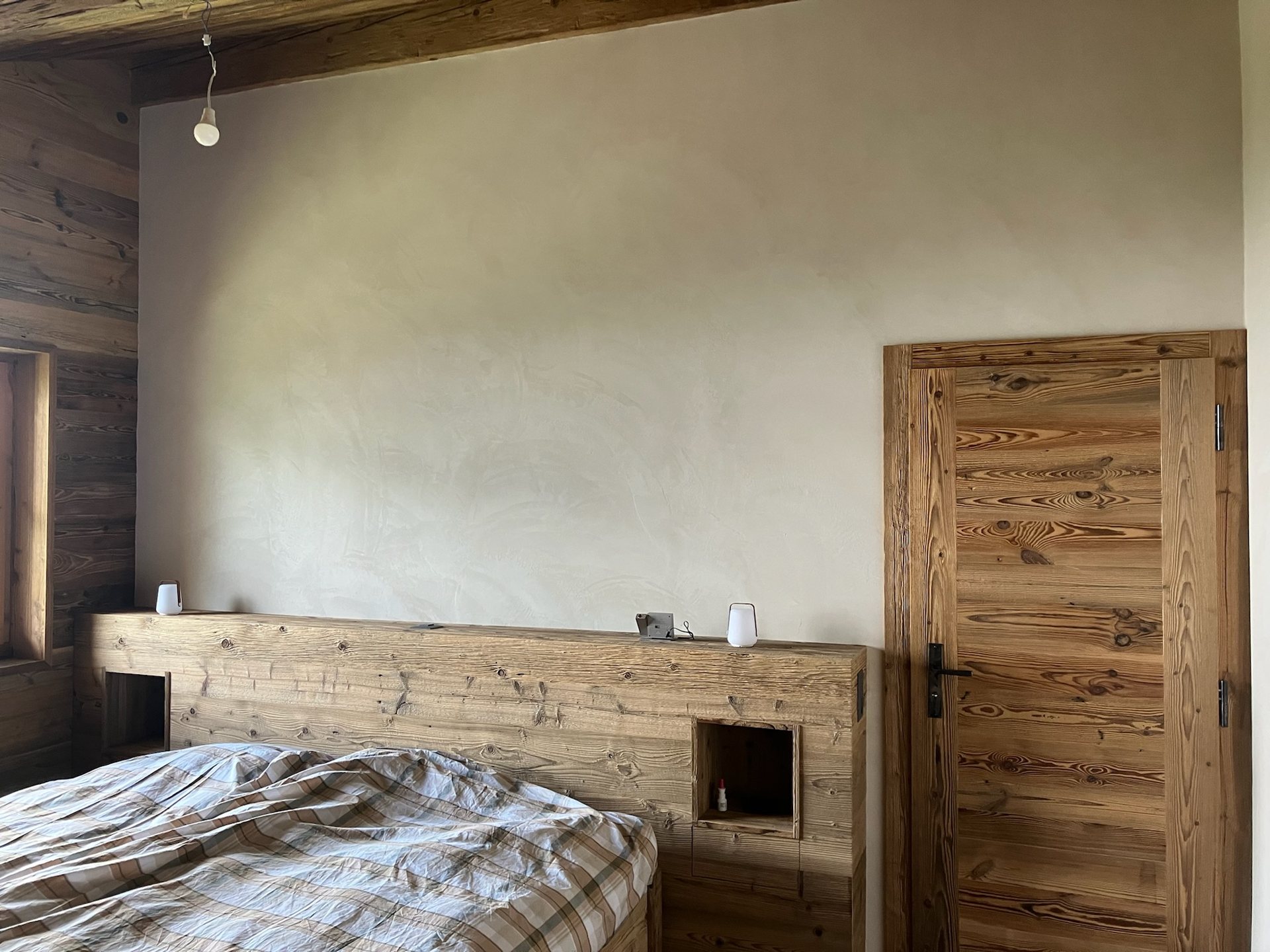Réalisation Bio-Rénovation : chambre, mur à la chaux et vieux bois
