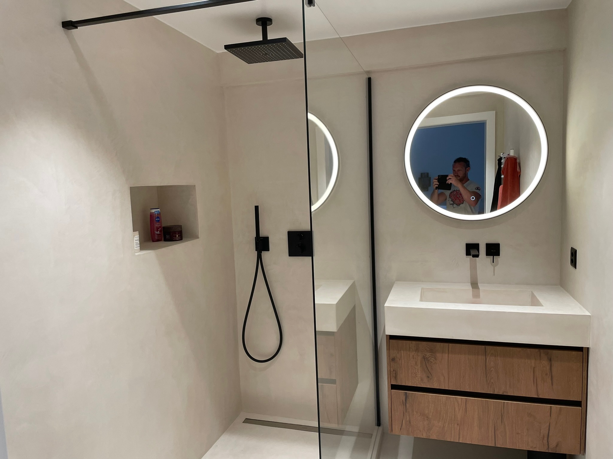 Réalisation Bio-Rénovation : douche et meuble vasque suspendu en bois, paroi vitrée à cadre noir