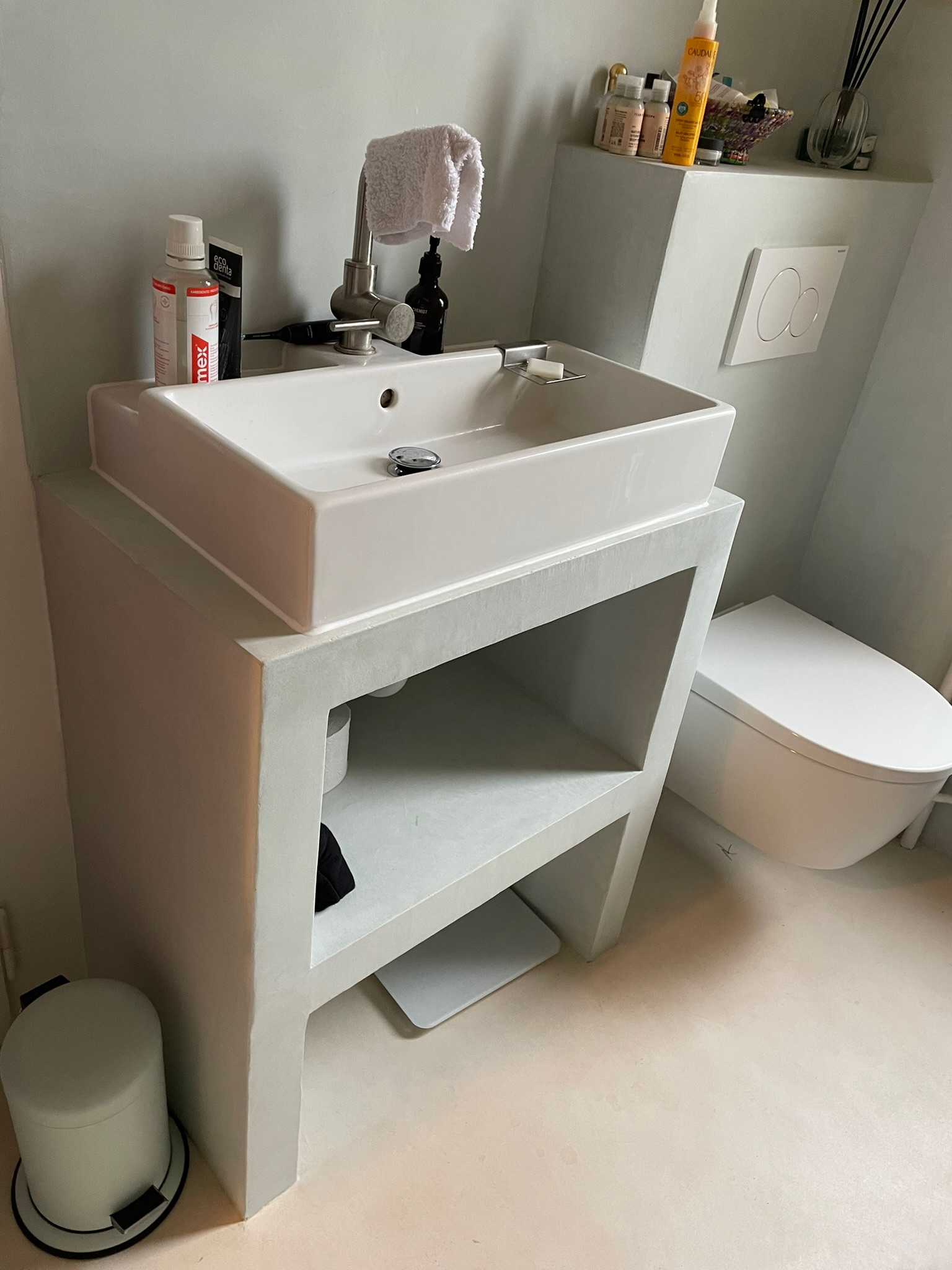 Réalisation Bio-Rénovation : meuble vasque simple, niche ouverte