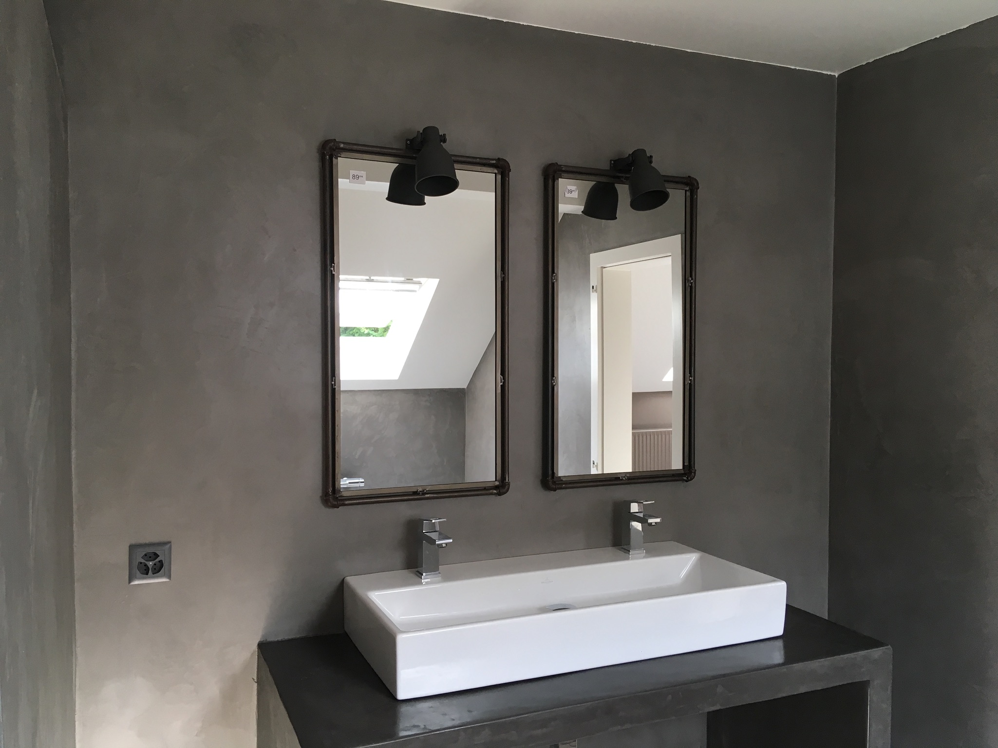 Réalisation Bio-Rénovation : vasque posée sur meuble enduit anthracite