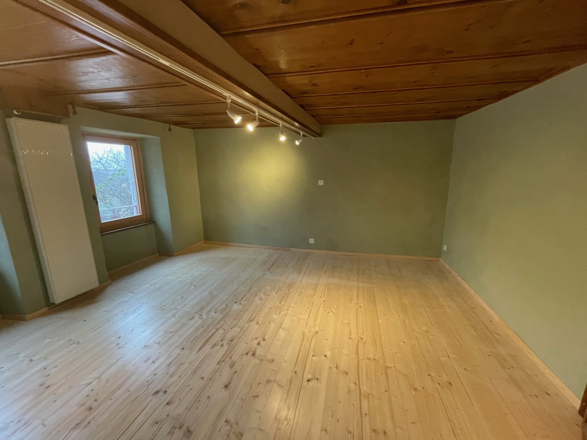Pièce rénovée, parquet clair